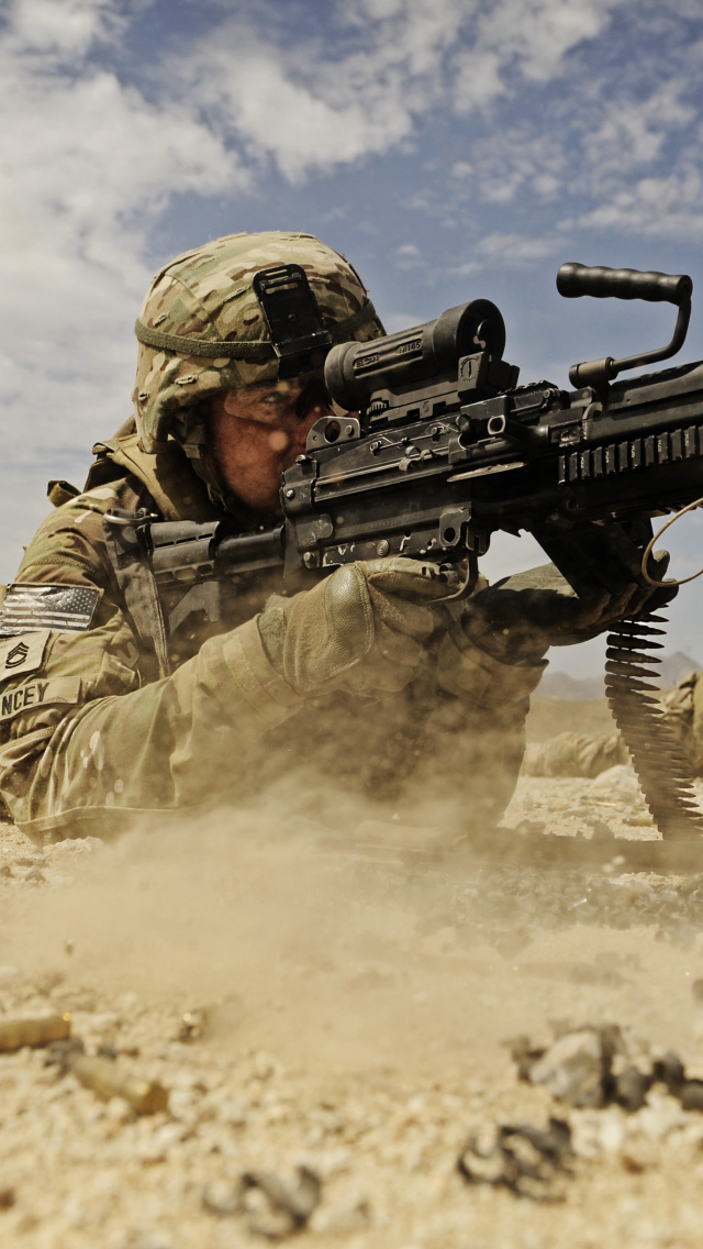 Fondo de pantalla Soldier with M60 machine gun 640x1136