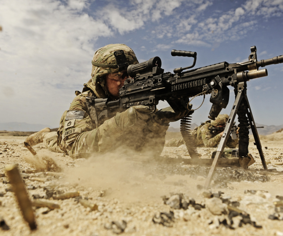 Soldier with M60 machine gun wallpaper 960x800