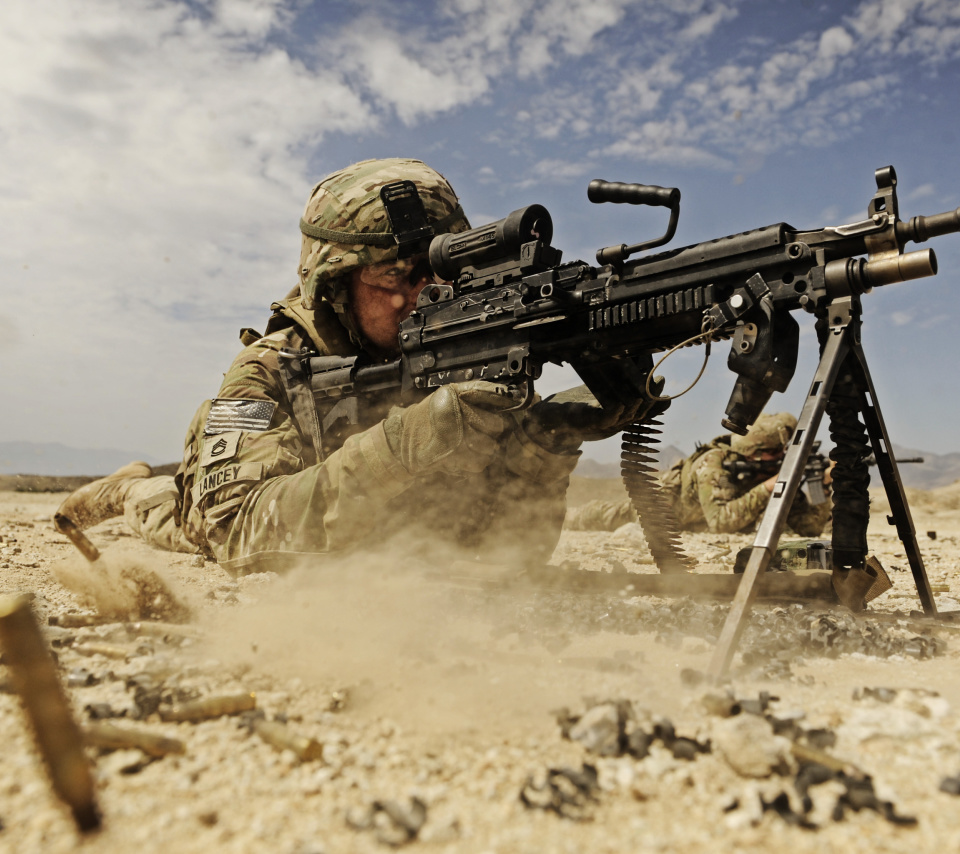 Soldier with M60 machine gun wallpaper 960x854