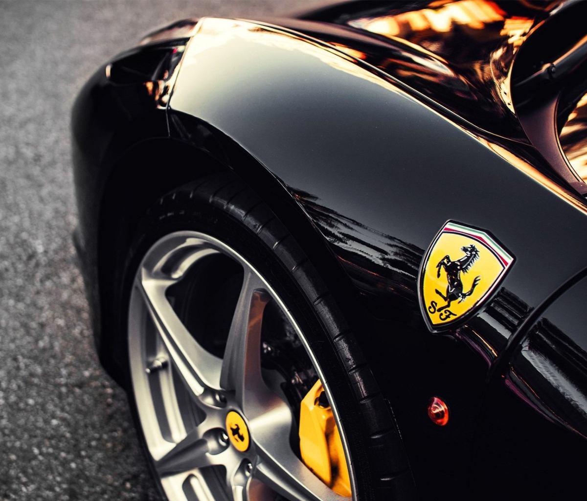 Fondo de pantalla Black Ferrari With Yellow Emblem 1200x1024