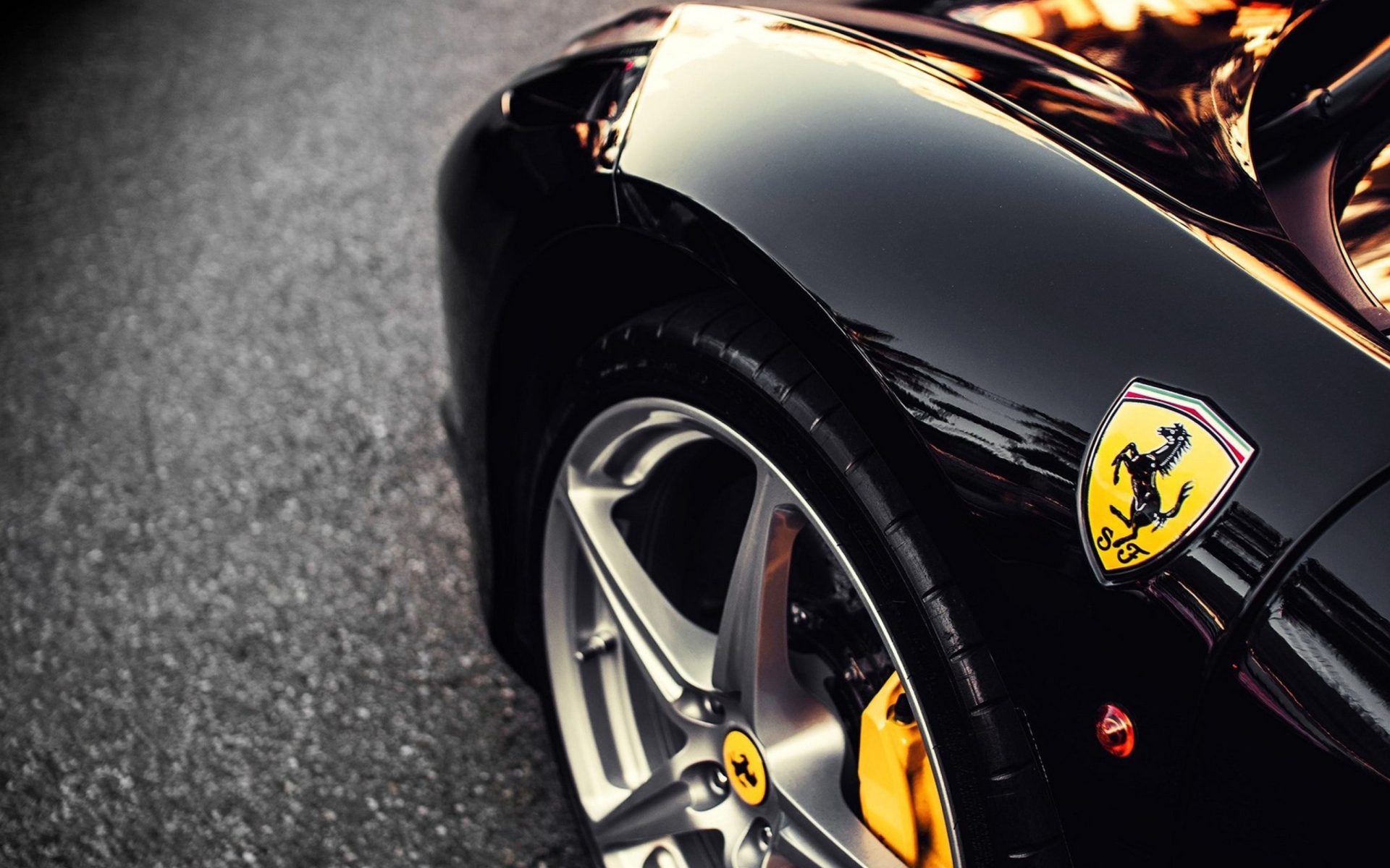 Screenshot №1 pro téma Black Ferrari With Yellow Emblem 1920x1200