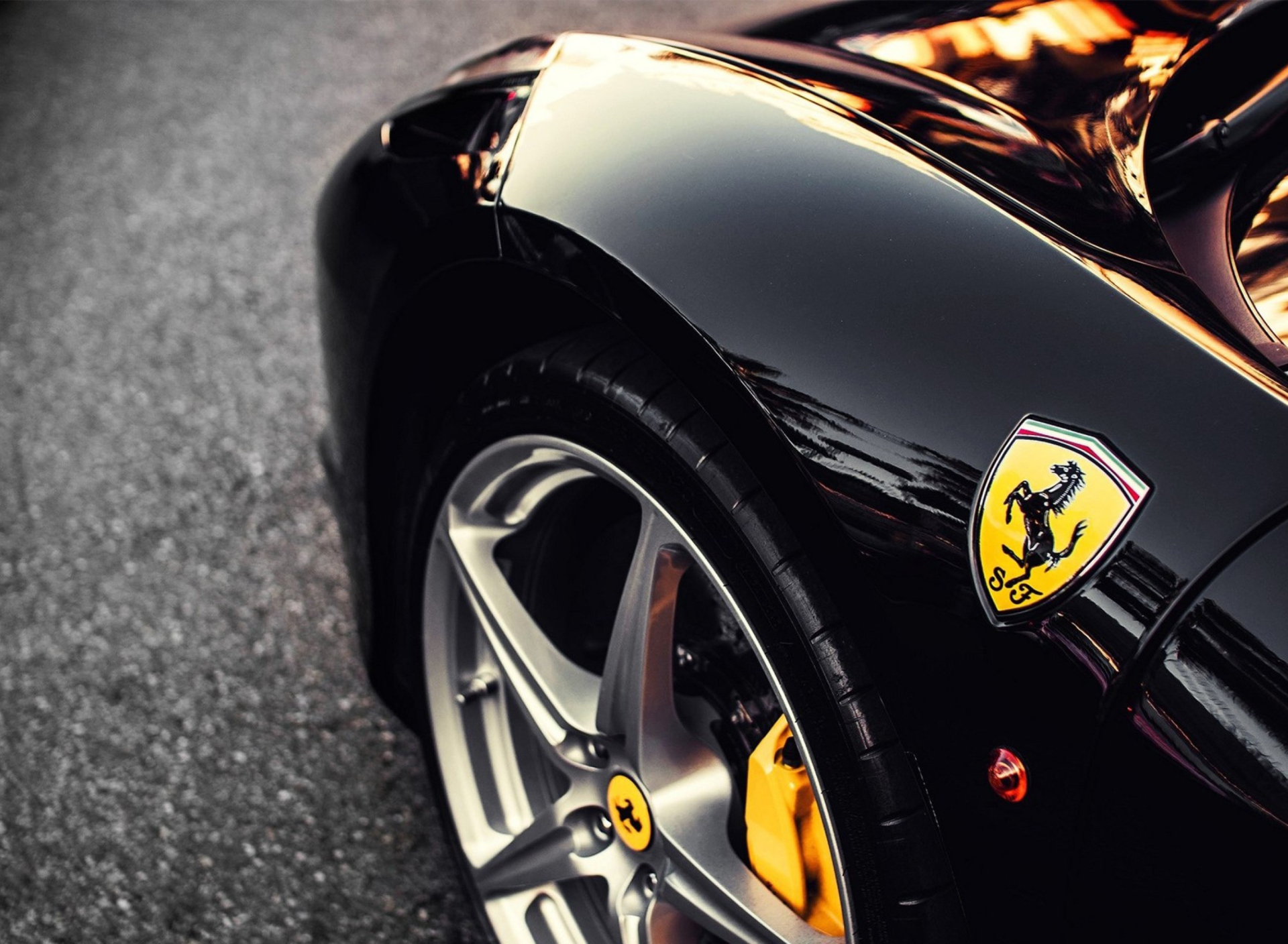Fondo de pantalla Black Ferrari With Yellow Emblem 1920x1408