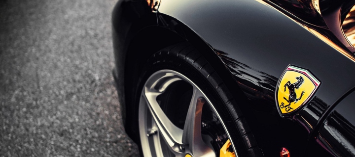 Screenshot №1 pro téma Black Ferrari With Yellow Emblem 720x320