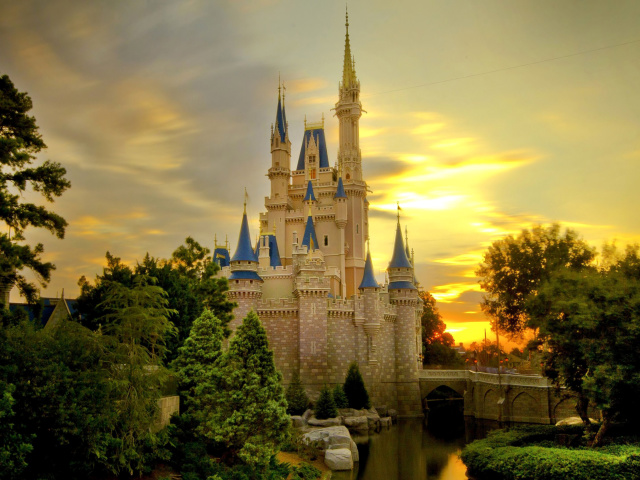 Fondo de pantalla Disneyland Castle 640x480