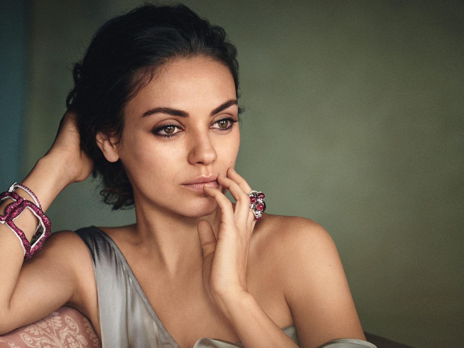 Fondo de pantalla Mila Kunis American actress 1600x1200