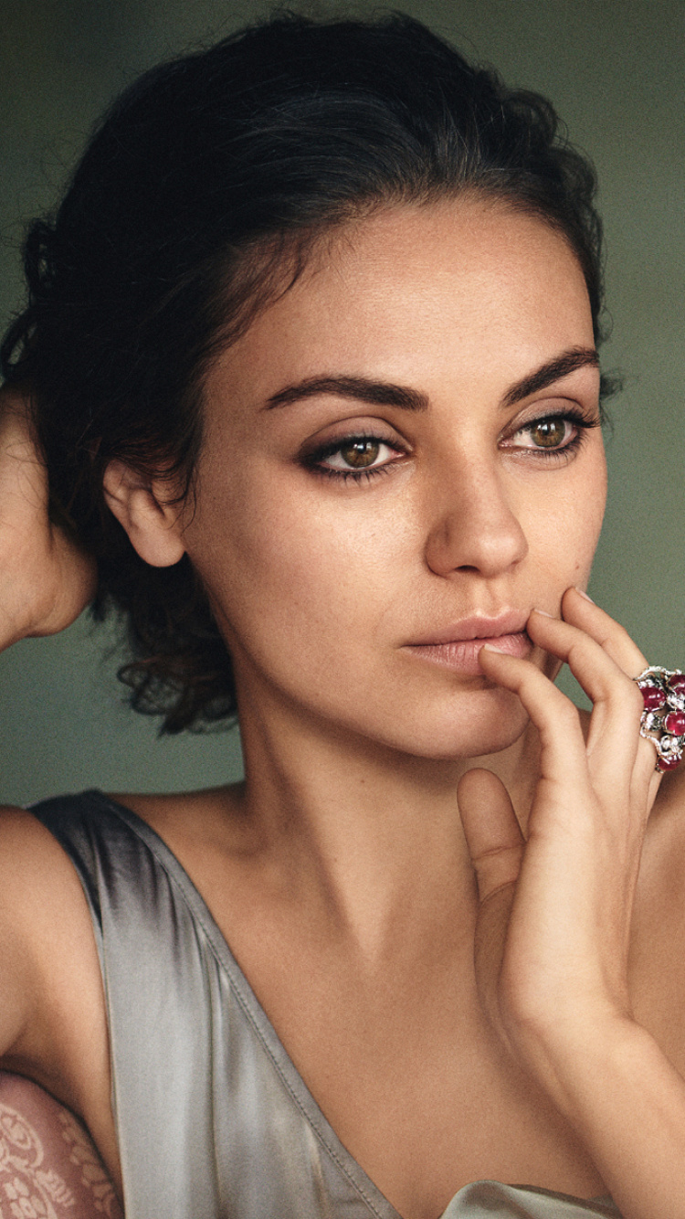 Fondo de pantalla Mila Kunis American actress 750x1334