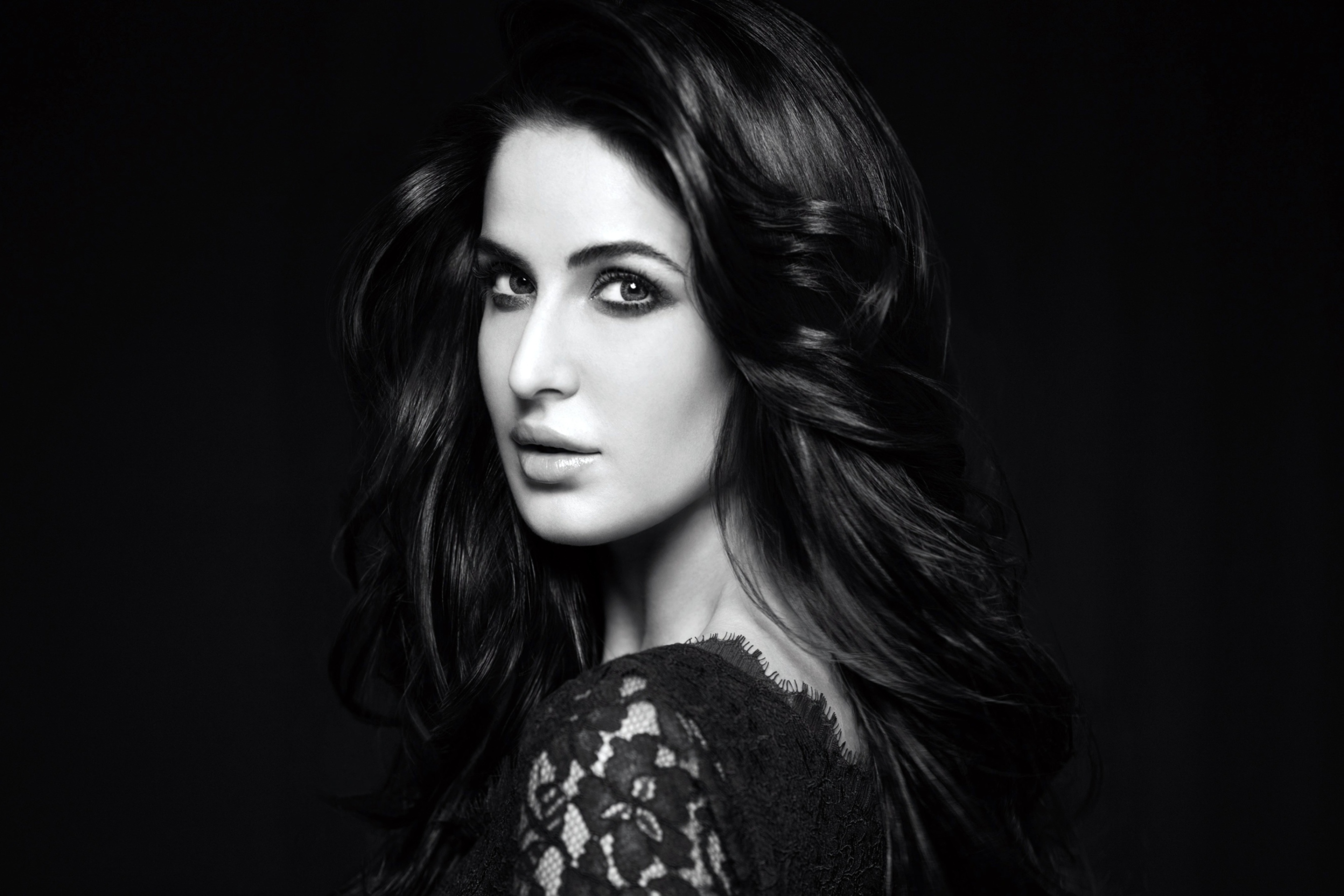 Sfondi Katrina Kaif 2014 Black And White 2880x1920