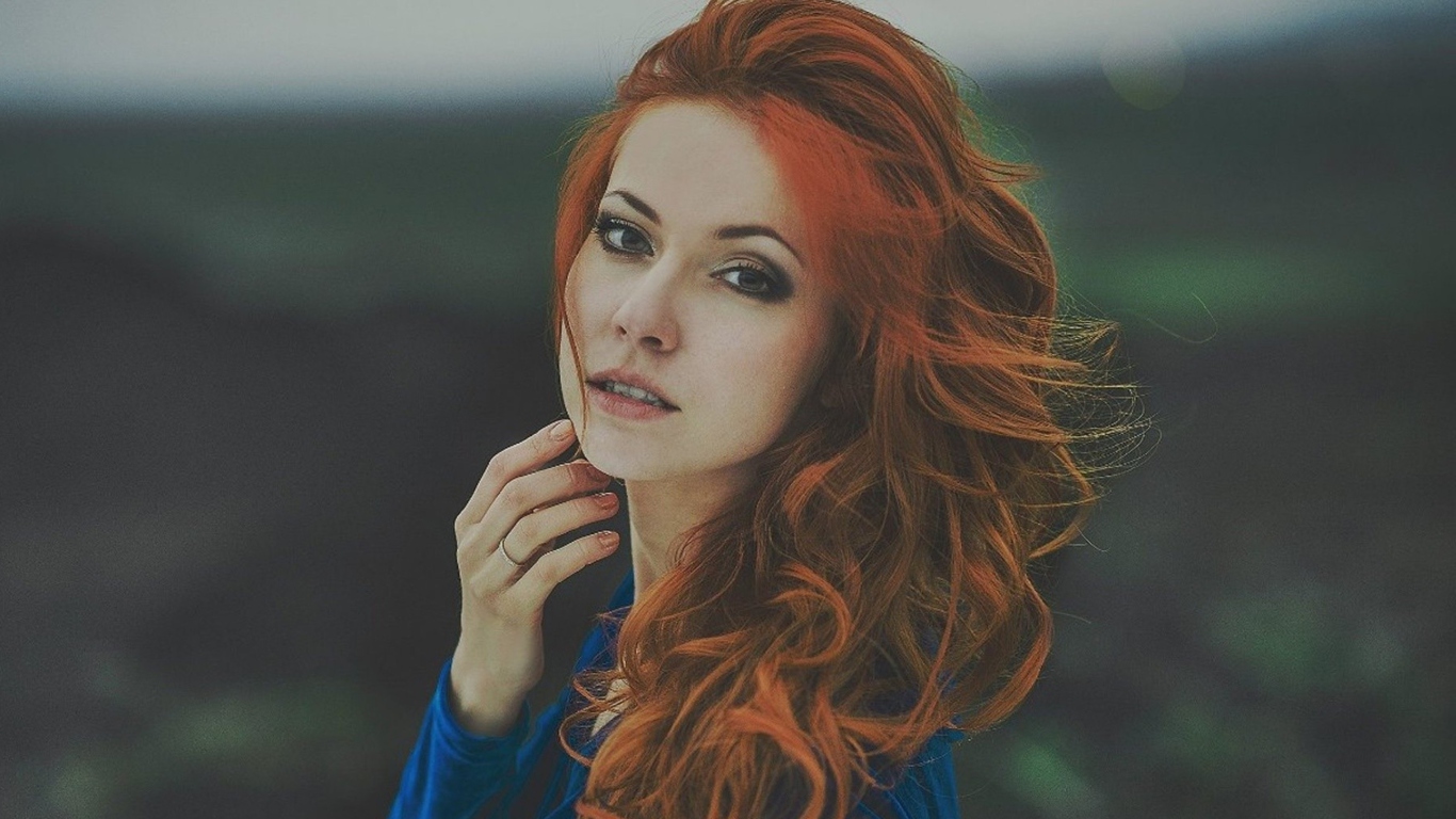 Fondo de pantalla Beautiful Redhead Girl 1366x768