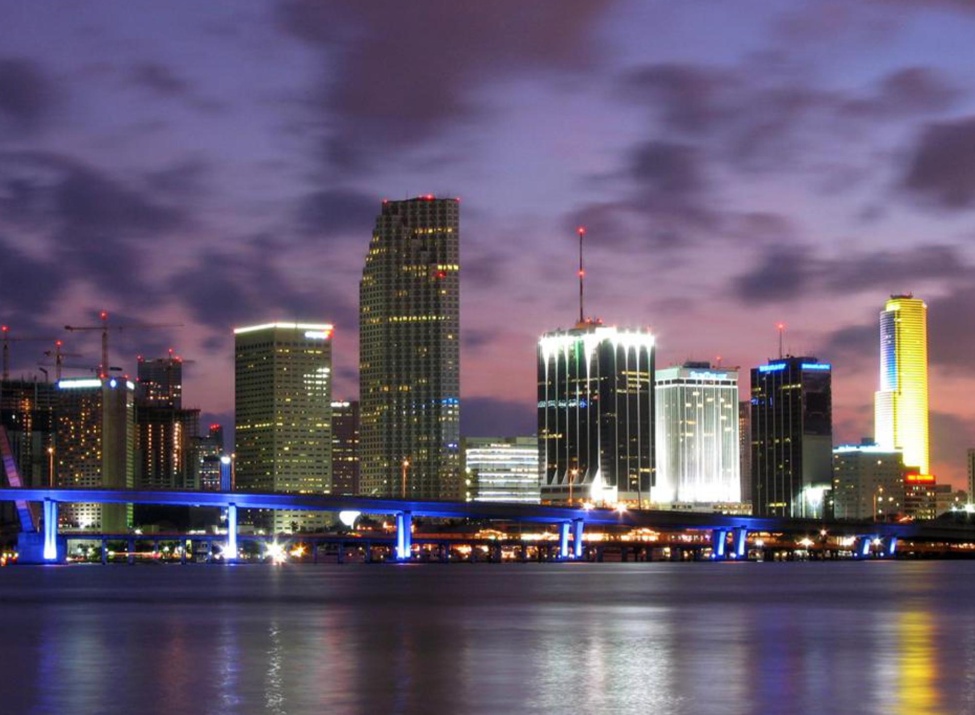 Fondo de pantalla Miami Skyline Dusk 1920x1408