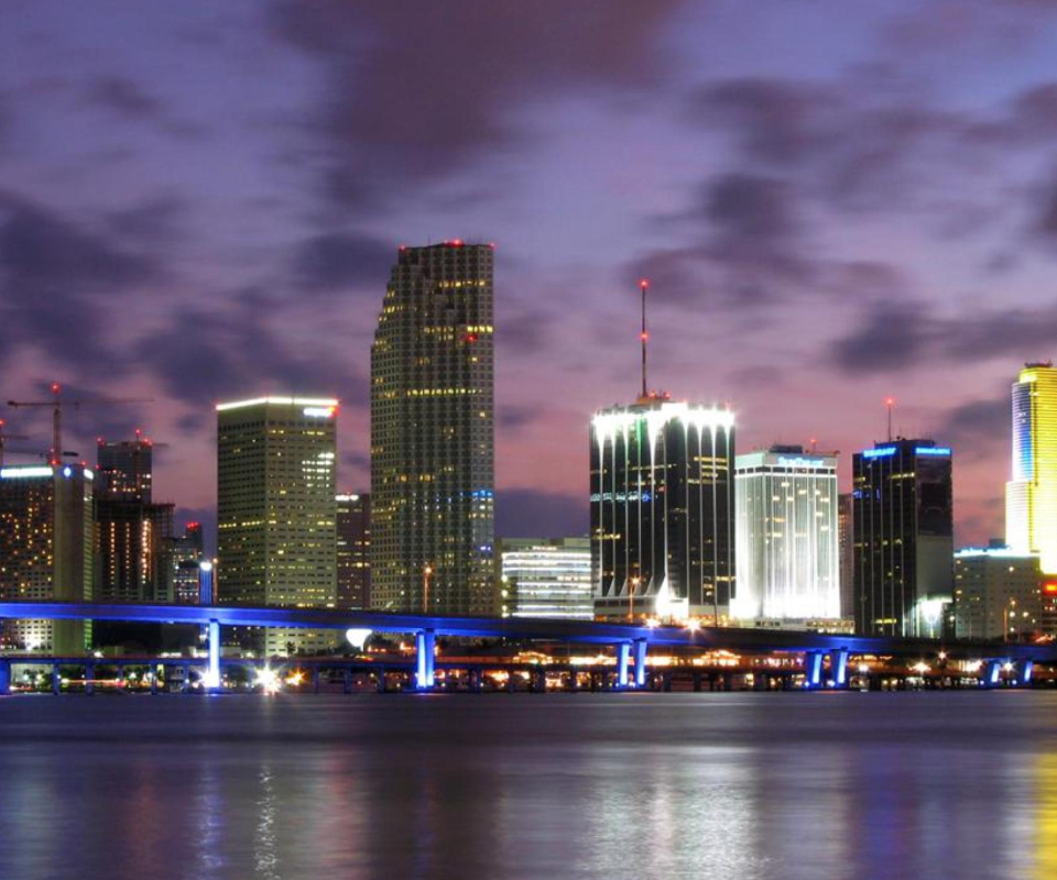 Das Miami Skyline Dusk Wallpaper 960x800