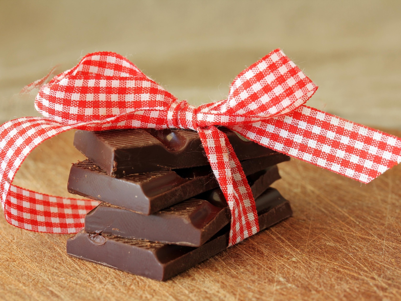 Chocolate And Red Bow wallpaper 1400x1050