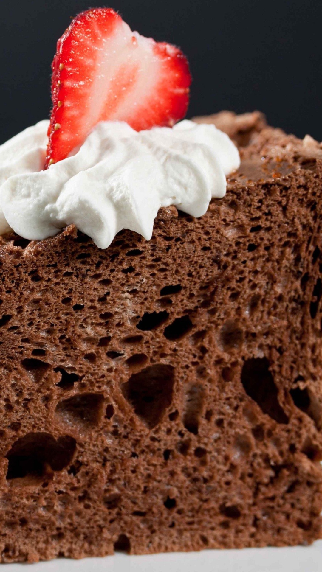 Fondo de pantalla Strawberry And Cream Chocolate Cake 1080x1920