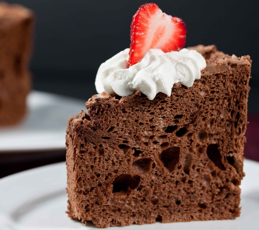 Обои Strawberry And Cream Chocolate Cake 1080x960