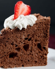 Sfondi Strawberry And Cream Chocolate Cake 176x220