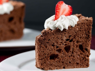 Обои Strawberry And Cream Chocolate Cake 320x240