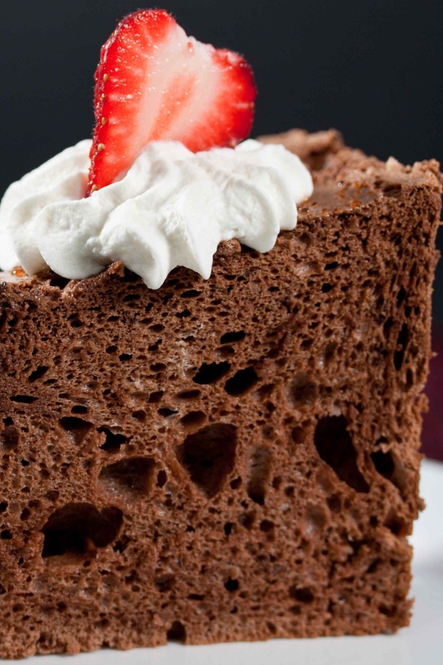 Das Strawberry And Cream Chocolate Cake Wallpaper 640x960