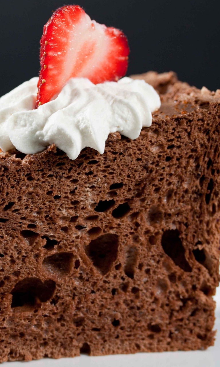 Das Strawberry And Cream Chocolate Cake Wallpaper 768x1280