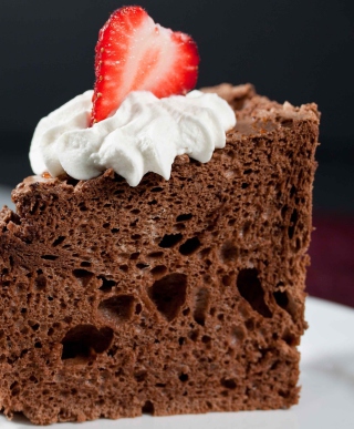 Kostenloses Strawberry And Cream Chocolate Cake Wallpaper für LG Vu Plus