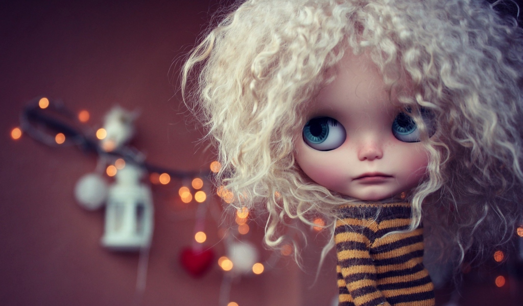 Fondo de pantalla Cute Curly Doll 1024x600