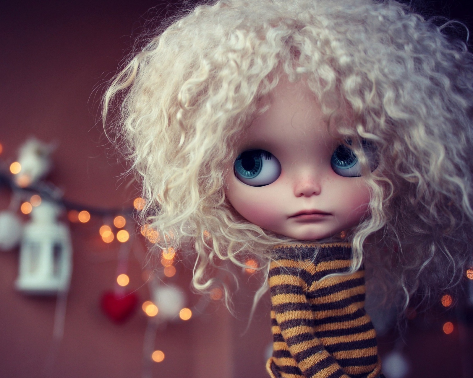Sfondi Cute Curly Doll 1600x1280