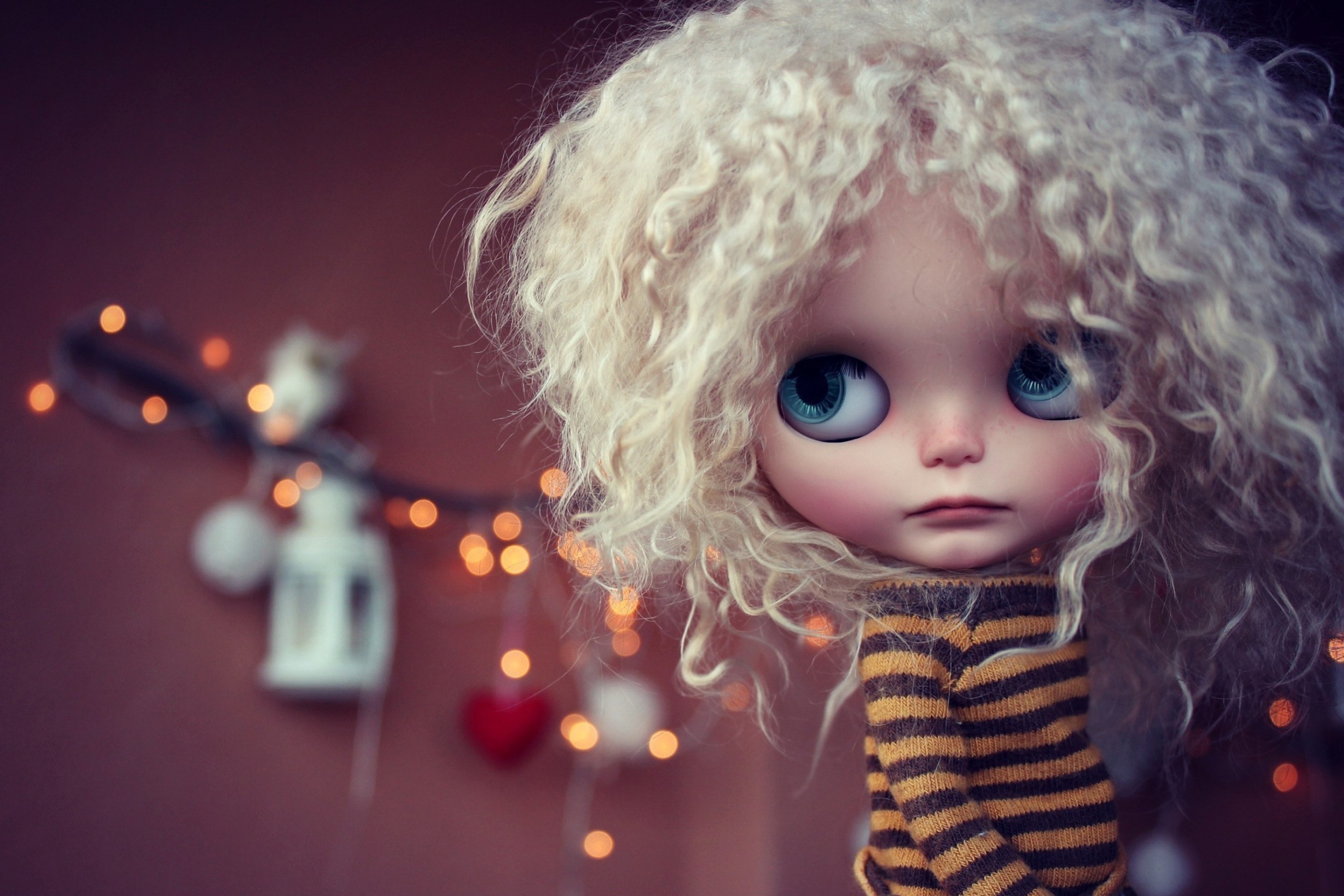 Fondo de pantalla Cute Curly Doll 2880x1920