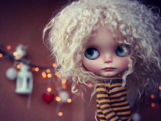 Fondo de pantalla Cute Curly Doll 320x240
