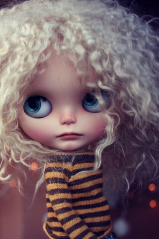 Fondo de pantalla Cute Curly Doll 320x480