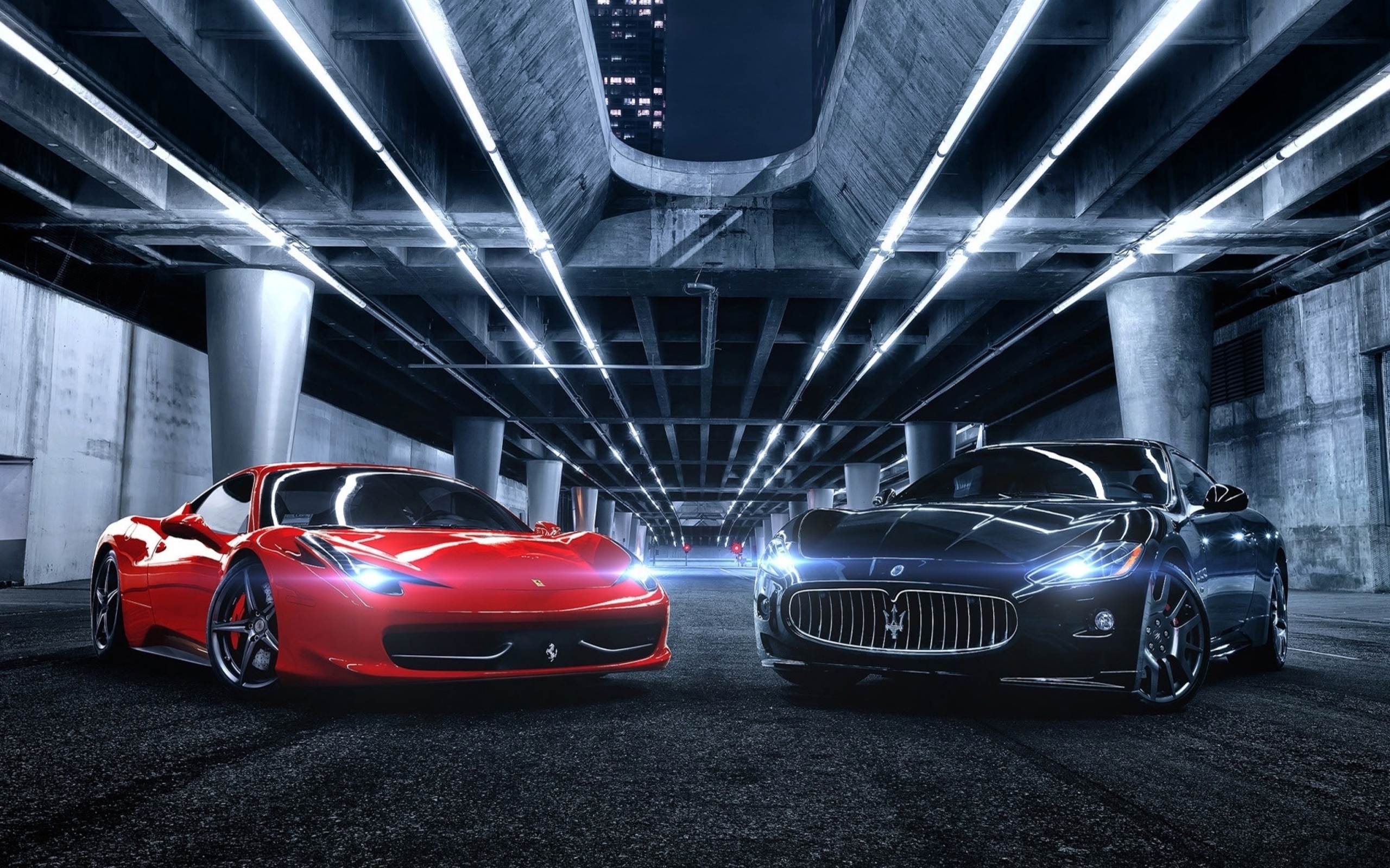 Обои Ferrari compare Maserati 2560x1600