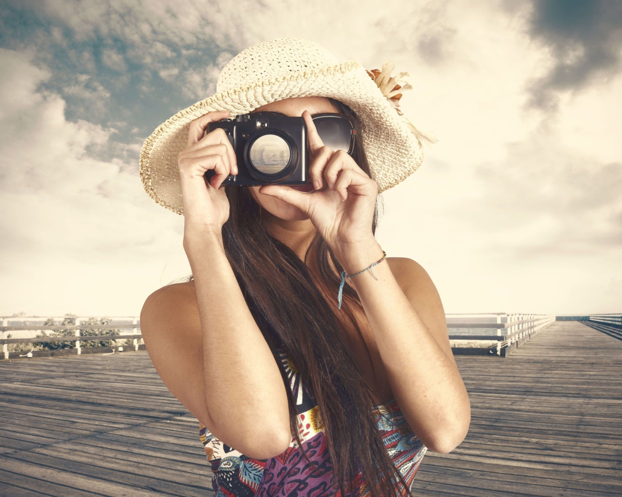 Cute Photographer In Straw Hat wallpaper 1280x1024