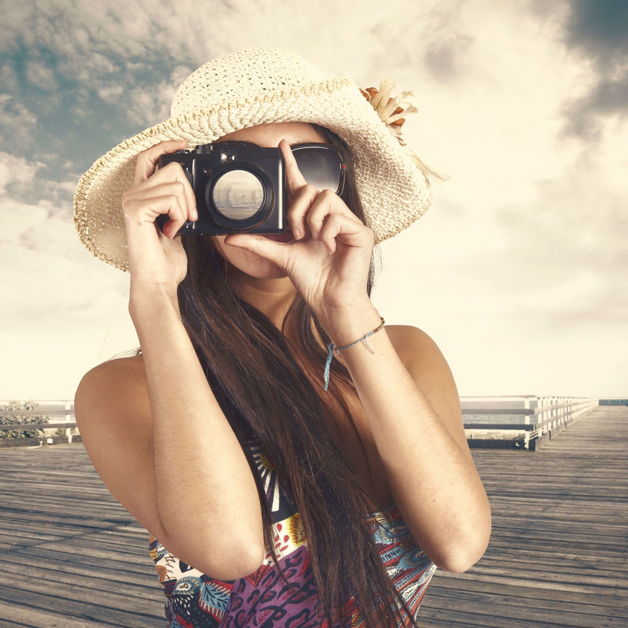 Обои Cute Photographer In Straw Hat 2048x2048