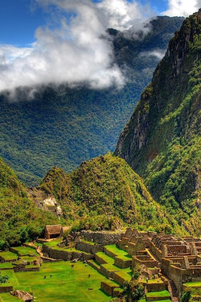 Machu Picchu In Peru wallpaper 640x960