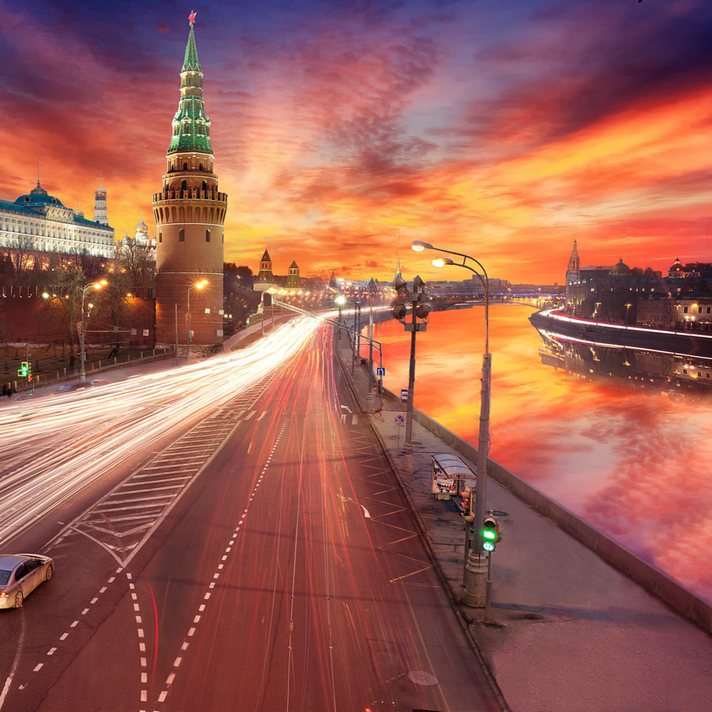 Red Sunset Over Moscow Kremlin wallpaper 1024x1024