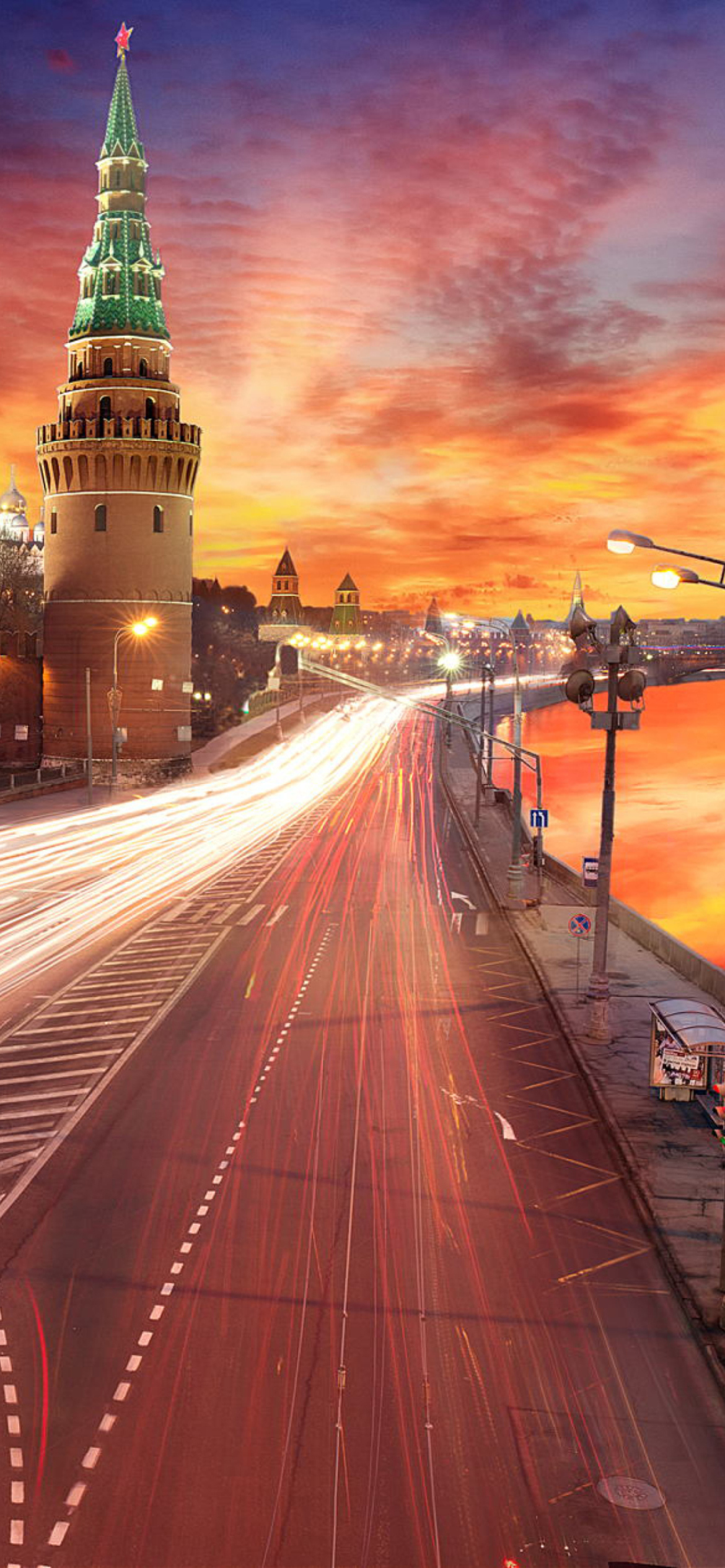 Red Sunset Over Moscow Kremlin wallpaper 1170x2532