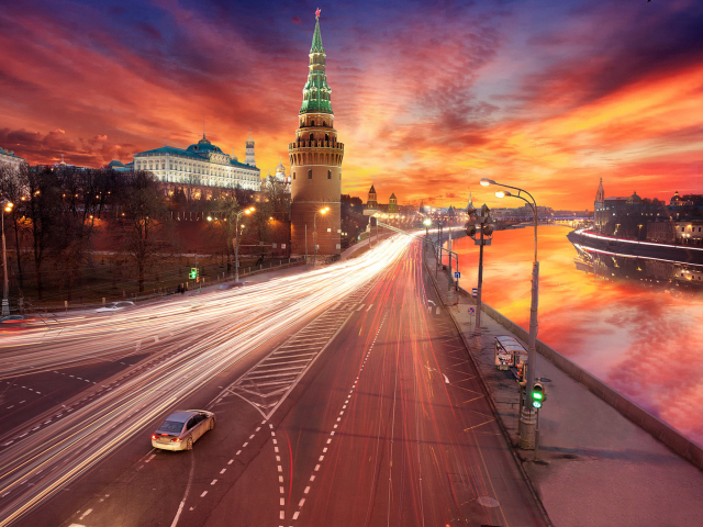 Red Sunset Over Moscow Kremlin wallpaper 640x480