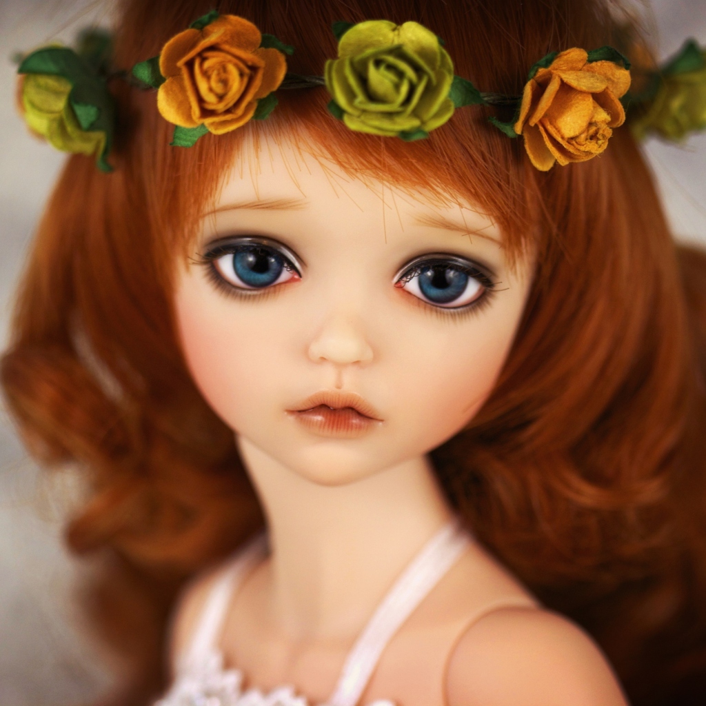 Das Redhead Doll With Flower Crown Wallpaper 1024x1024