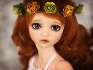 Das Redhead Doll With Flower Crown Wallpaper 320x240