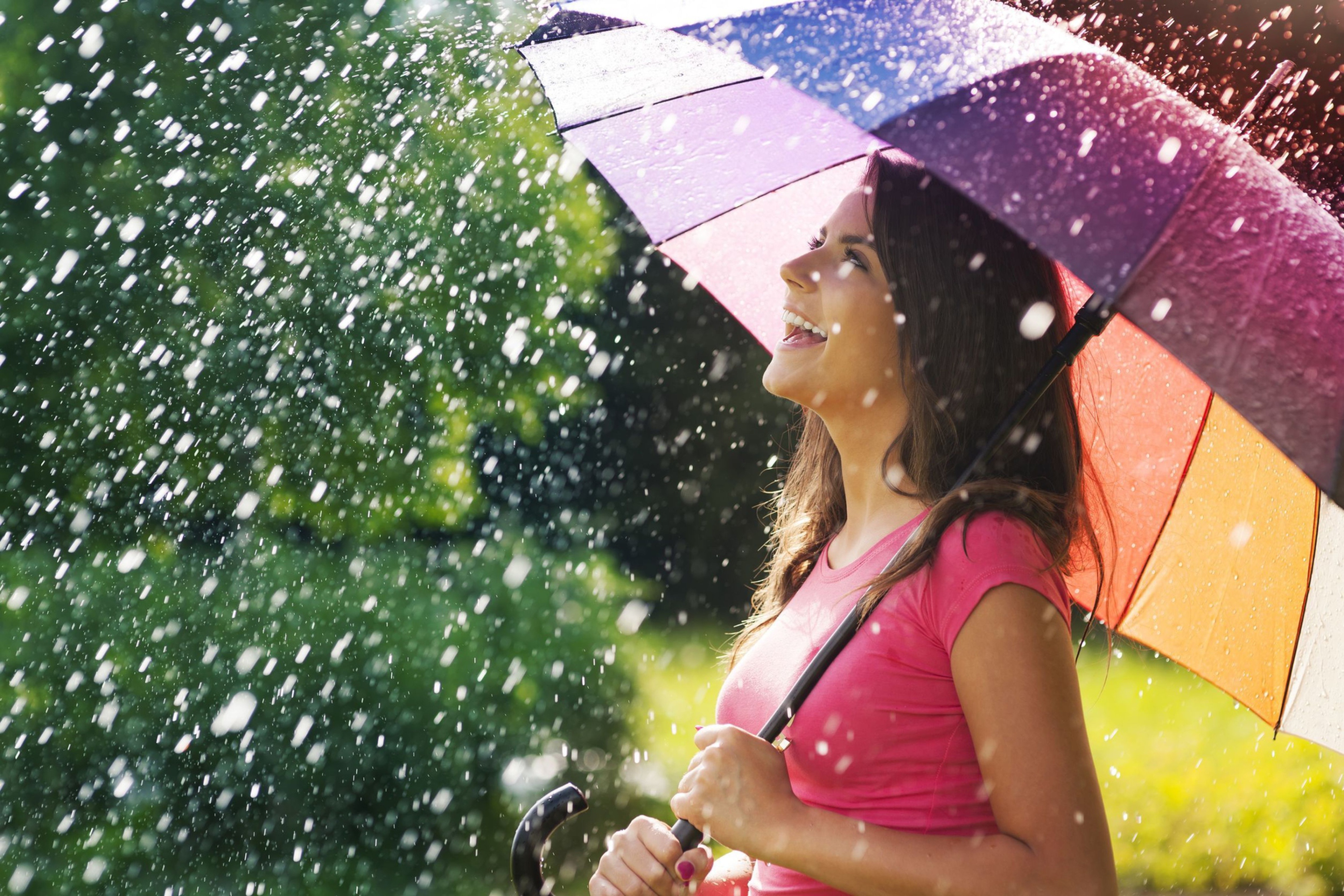 Вредный дождик. Летний дождь. Девушка с зонтом летом. Счастливая девушка. Девушка с зонтиком от солнца.