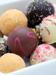 Colorful Chocolate Pralines screenshot #1 240x320