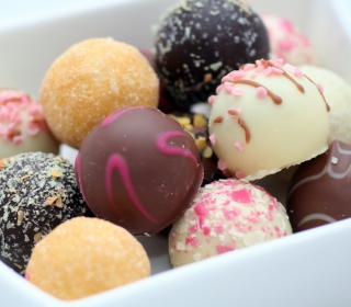 Colorful Chocolate Pralines sfondi gratuiti per Samsung B159 Hero Plus