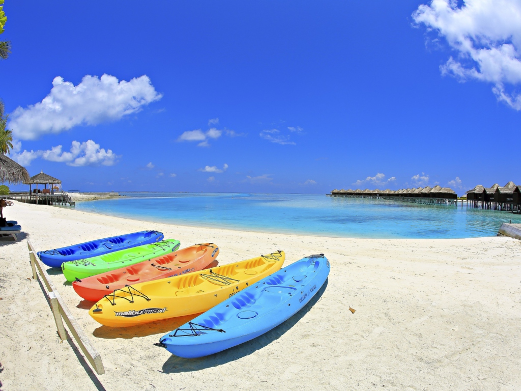 Screenshot №1 pro téma Colorful Boats At Maldives Beach 1024x768