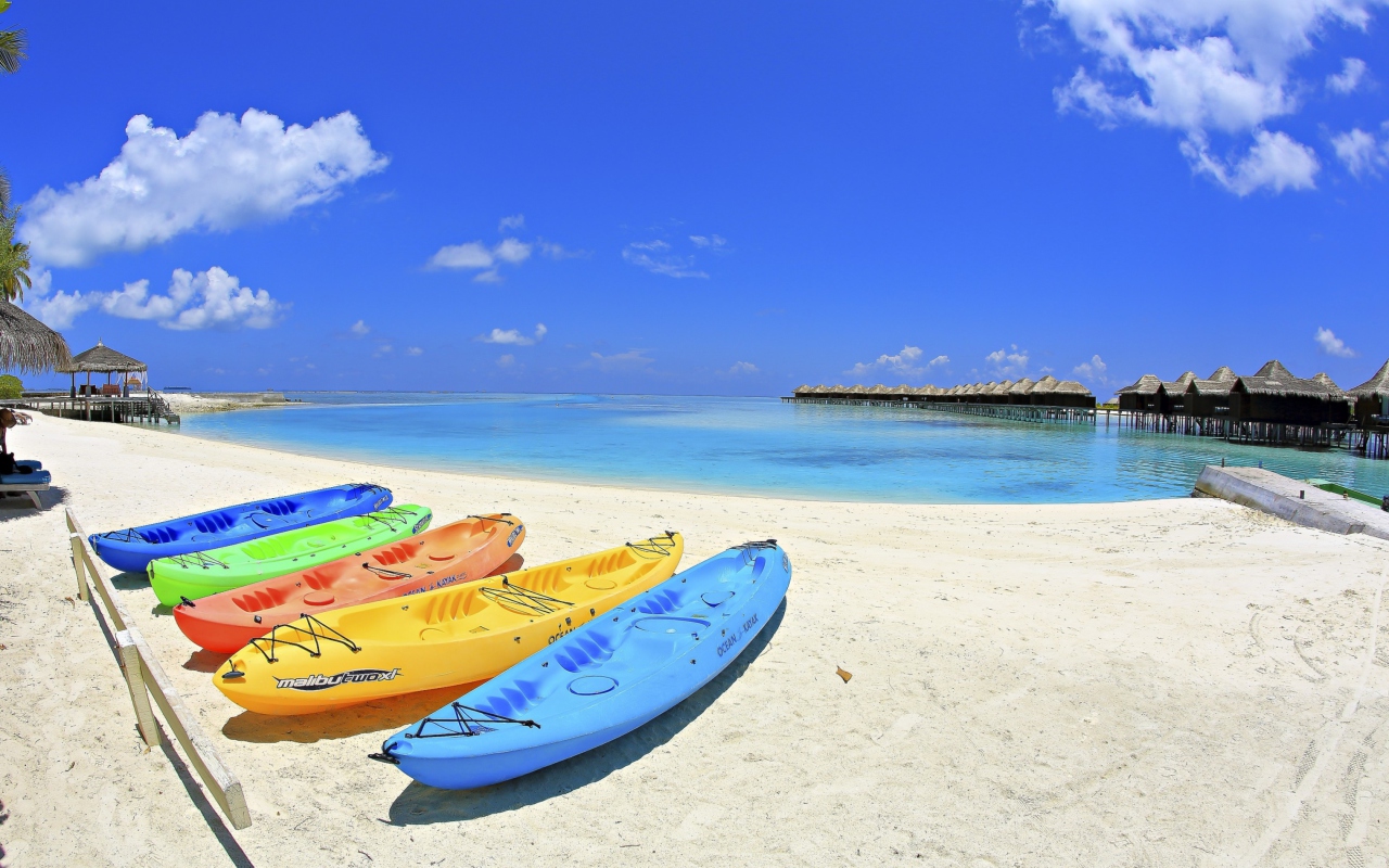 Fondo de pantalla Colorful Boats At Maldives Beach 1280x800
