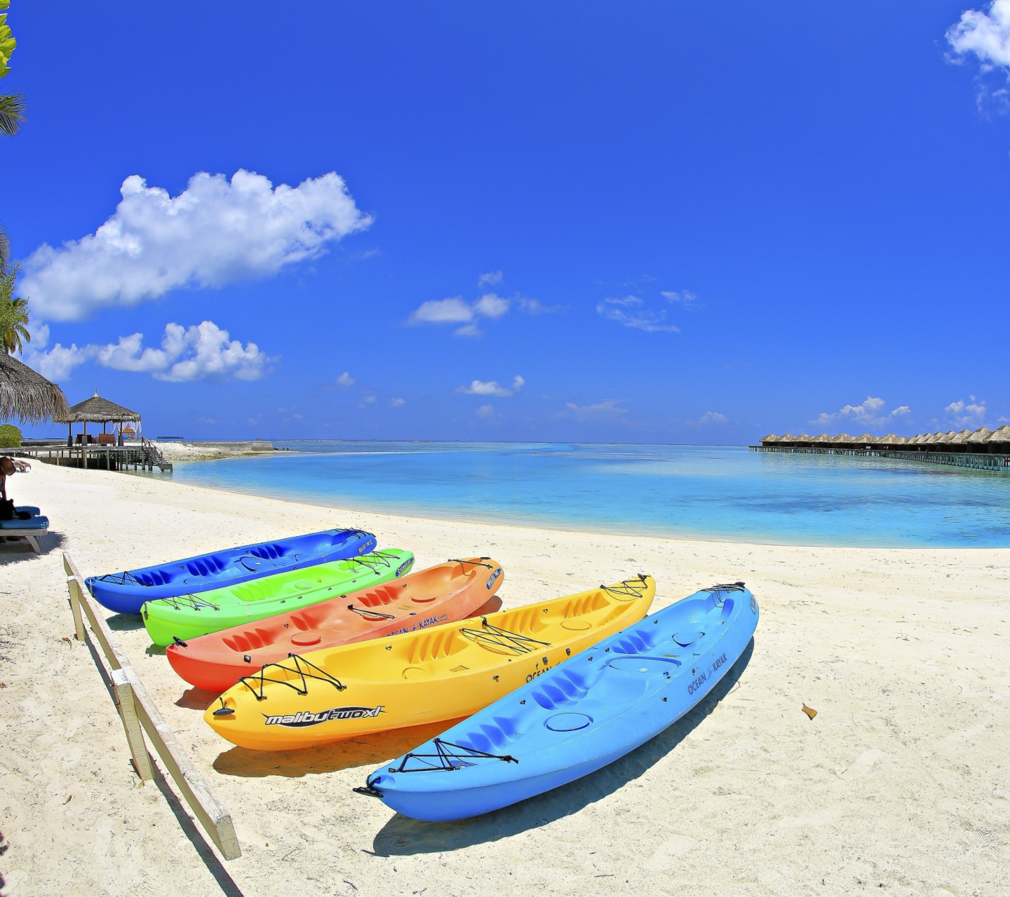 Sfondi Colorful Boats At Maldives Beach 1440x1280