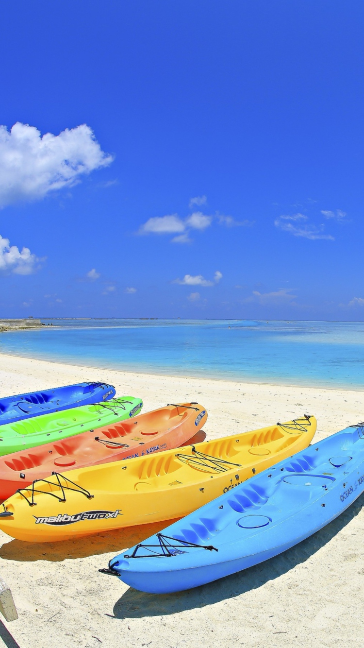 Fondo de pantalla Colorful Boats At Maldives Beach 750x1334