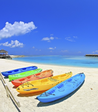 Kostenloses Colorful Boats At Maldives Beach Wallpaper für Nokia X6 16GB