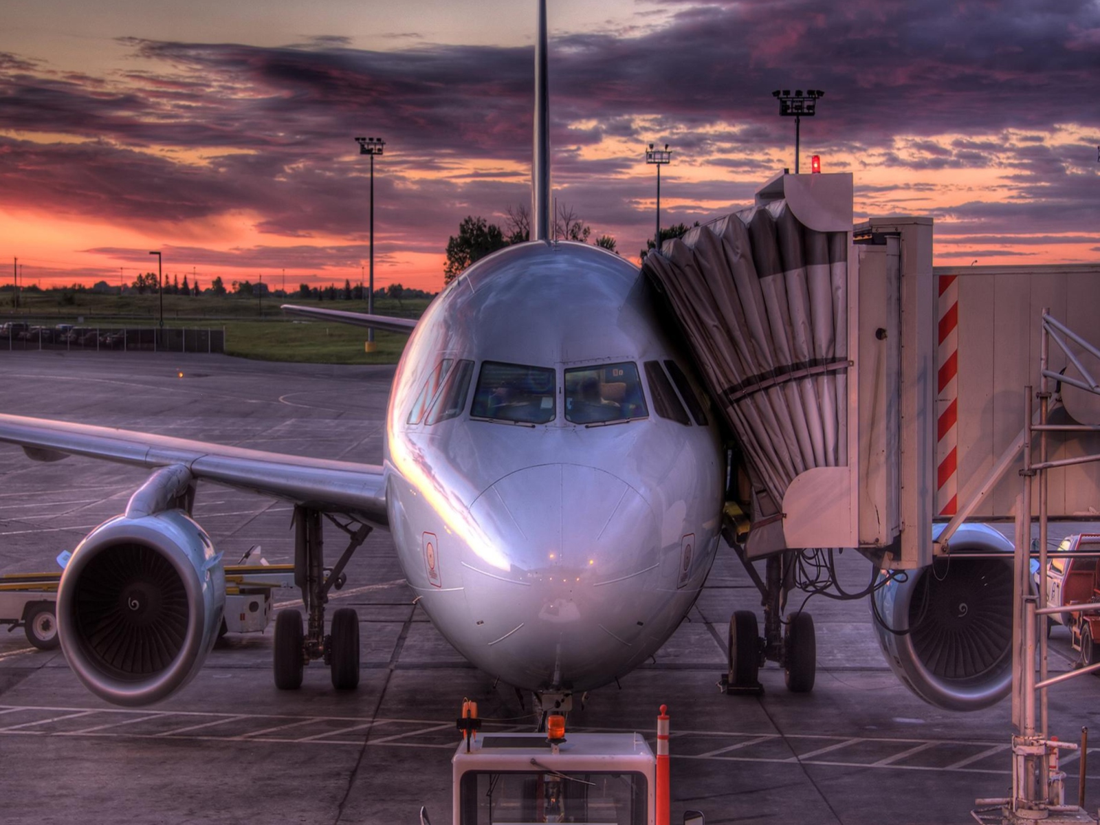 Airplane In Airport wallpaper 1600x1200