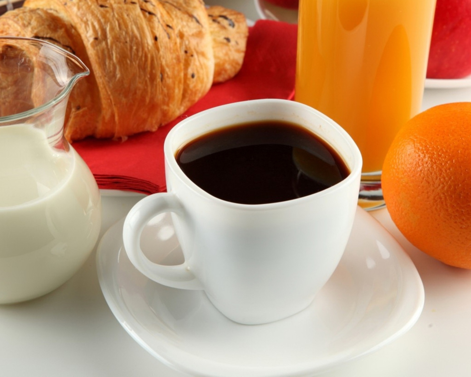 Апельсиновый сок на завтрак. Напитки на завтрак. Кофе с апельсиновым соком. Чай сок. Чай кофе завтрак.