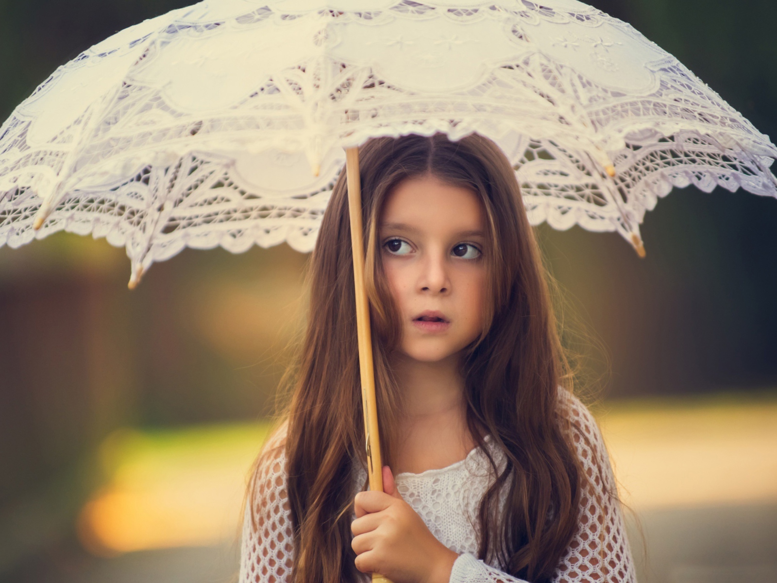Girl With Lace Umbrella wallpaper 1600x1200