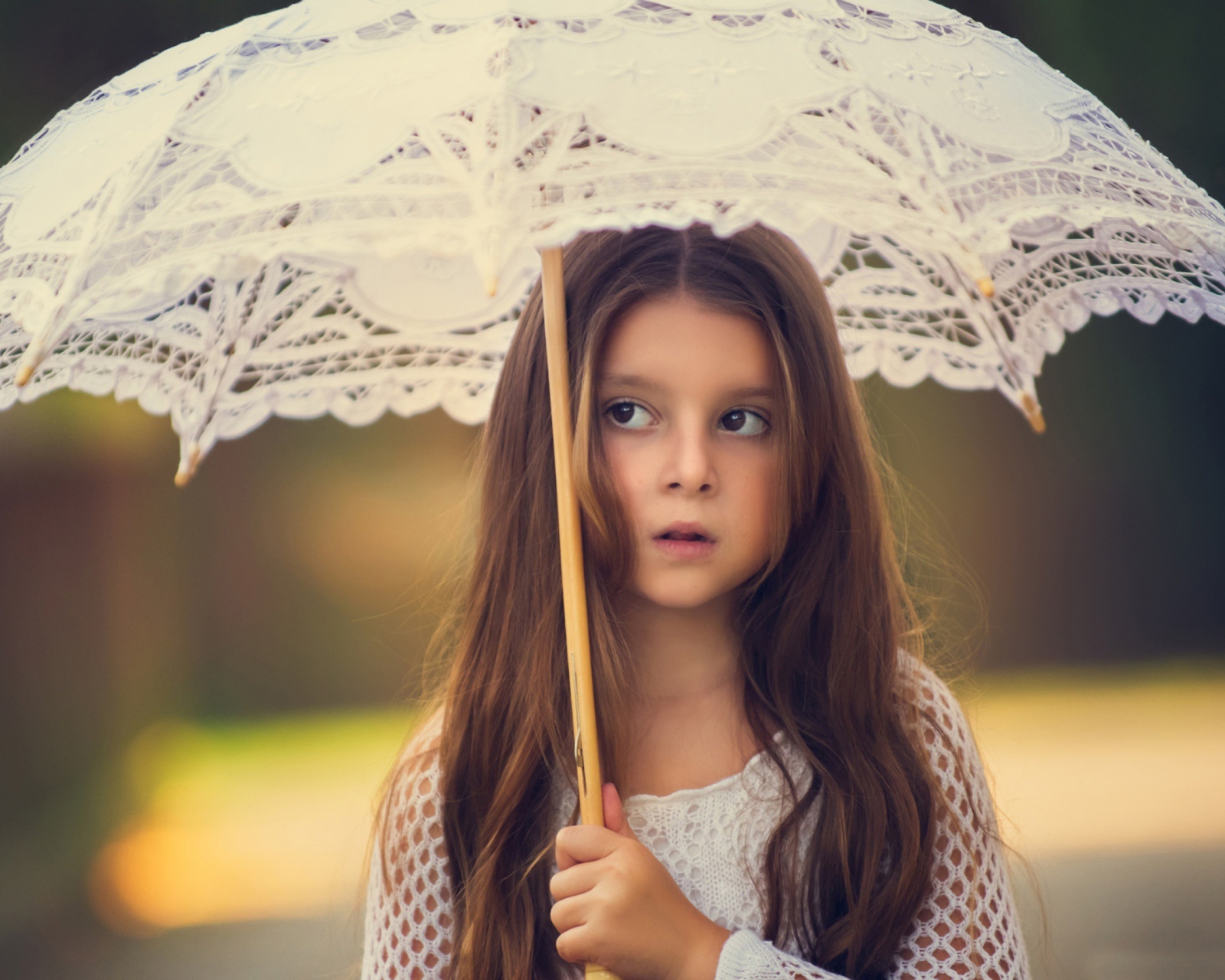 Sfondi Girl With Lace Umbrella 1600x1280