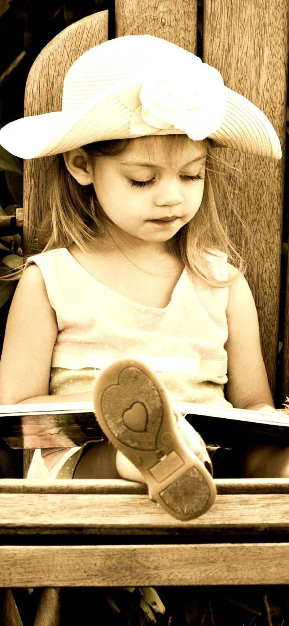 Das Little Girl Reading Book Wallpaper 1170x2532