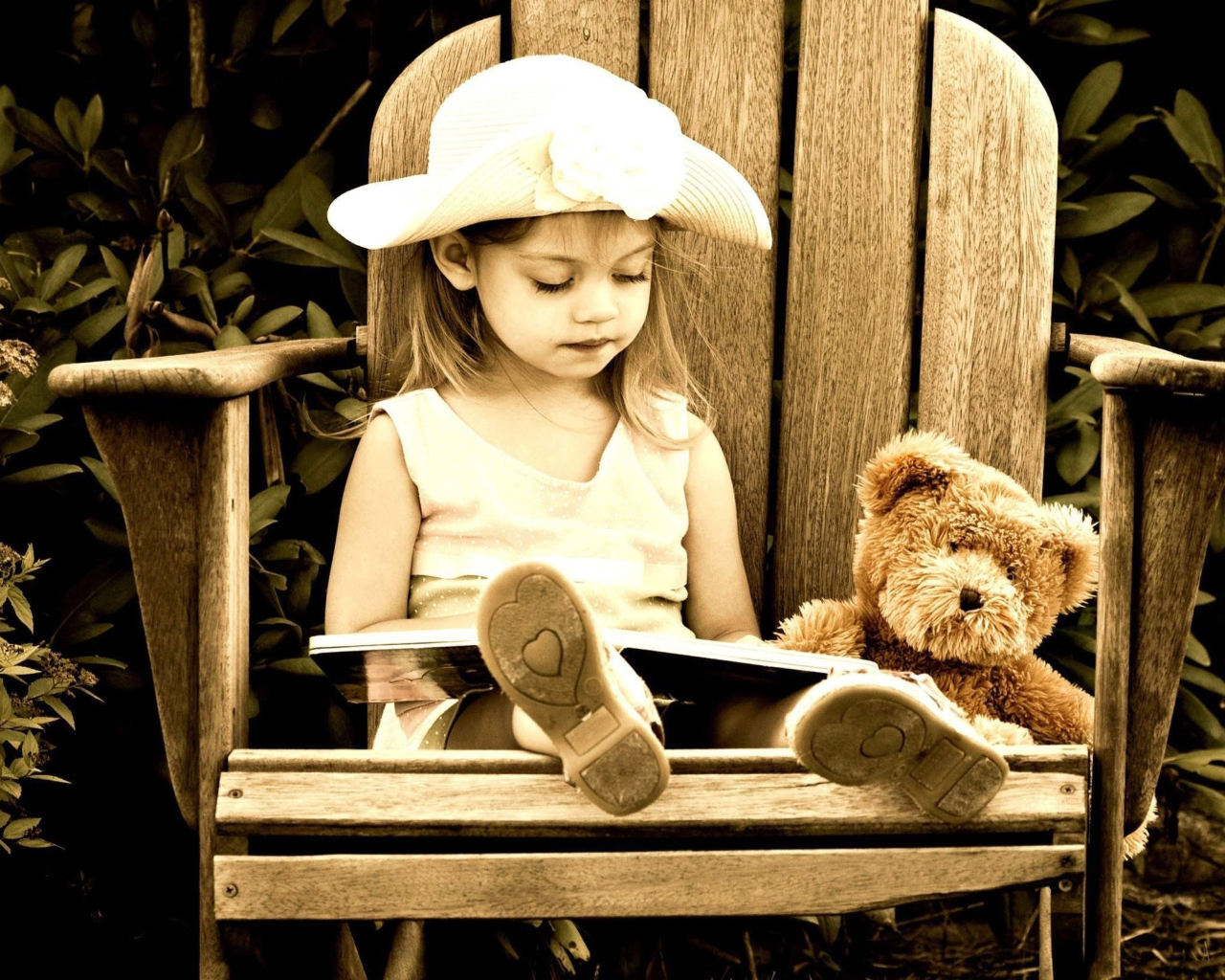 Sfondi Little Girl Reading Book 1280x1024